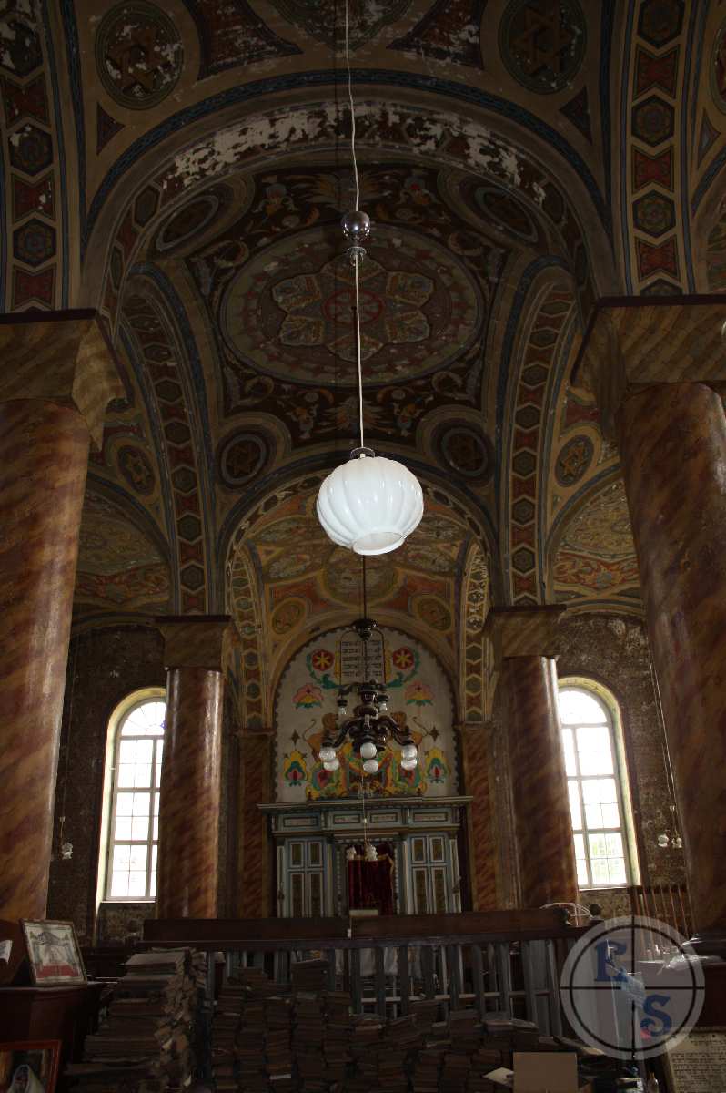 всередині синагоги в Хусті